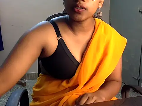 Snapshot of Hot-Honey20 chatting on 10-14-25, 01:23 Hot-Honey20 online show from 10-14-25, 01:23