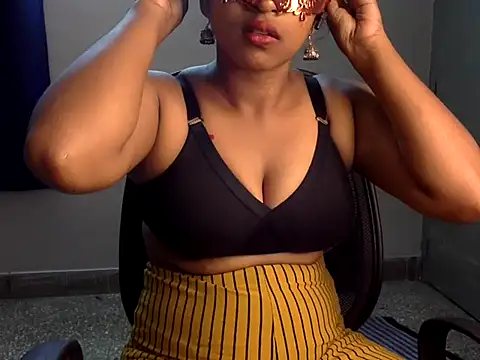 Snapshot of Hot-Honey20 chatting on 10-24-25, 12:56 Hot-Honey20 online show from 10-24-25, 12:56