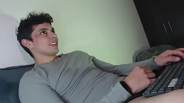 yourfavoriteboy   online show from 09-23-25, 10:46