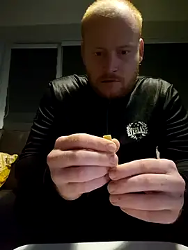 Snapshot of svenni2525 chatting on 10-15-25, 10:43 svenni2525 online show from 10-15-25, 10:43