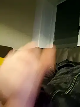 Snapshot of svenni2525 chatting on 10-17-25, 12:01 svenni2525 online show from 10-17-25, 12:01