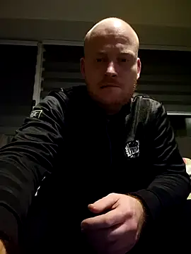 Snapshot of svenni2525 chatting on 10-28-25, 02:15 svenni2525 online show from 10-28-25, 02:15