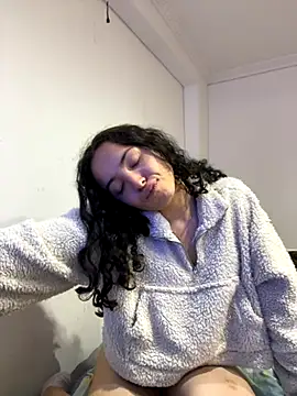 Snapshot of aliceclair_ chatting on 10-12-25, 06:01 aliceclair  online show from 10-12-25, 06:01