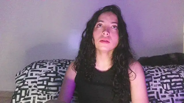 Snapshot of aliceclair_ chatting on 10-28-25, 06:06 aliceclair  online show from 10-28-25, 06:06