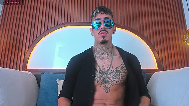 Snapshot of Donovan_Desmond chatting on 10-25-25, 04:02 Donovan Desmond online show from 10-25-25, 04:02