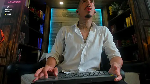 Snapshot of Donovan_Desmond chatting on 10-27-25, 08:02 Donovan Desmond online show from 10-27-25, 08:02