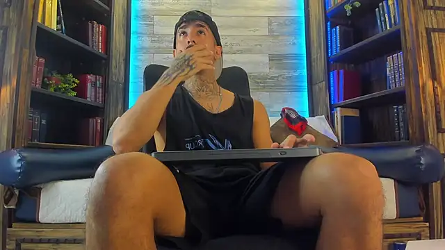 Snapshot of Donovan_Desmond chatting on 10-28-25, 09:06 Donovan Desmond online show from 10-28-25, 09:06