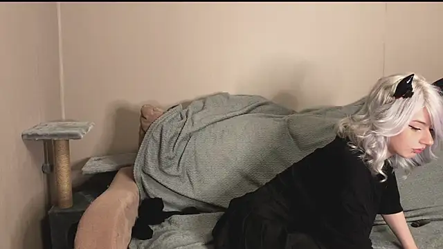 snowy lisa online show from 10-23-25, 12:48