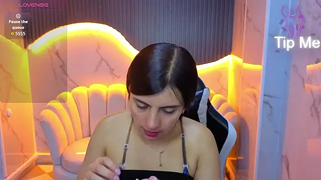 Eilyn love b online show from 10-17-25, 12:52