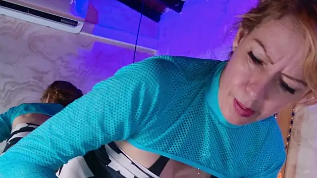 Snapshot of julyana_mendez chatting on 10-22-25, 08:30 julyana mendez online show from 10-22-25, 08:30