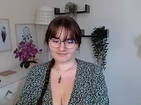 Snapshot of Julie_Diamond chatting on 09-19-25, 12:39 Julie Diamond online show from 09-19-25, 12:39