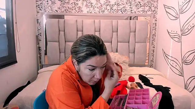 Chanel  Rose   online show from 09-24-25, 12:19