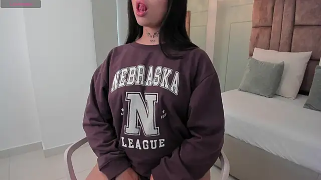 Snapshot of hannah_miltonn chatting on 11-06-25, 09:37 hannah miltonn online show from 11-06-25, 09:37