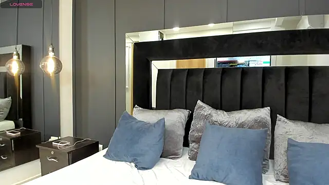 Snapshot of hannah_miltonn chatting on 12-18-25, 11:00 hannah miltonn online show from 12-18-25, 11:00