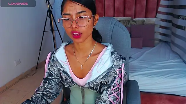 Snapshot of Milaa_Star_ chatting on 10-02-25, 04:41 Milaa Star online show from 10-02-25, 04:41