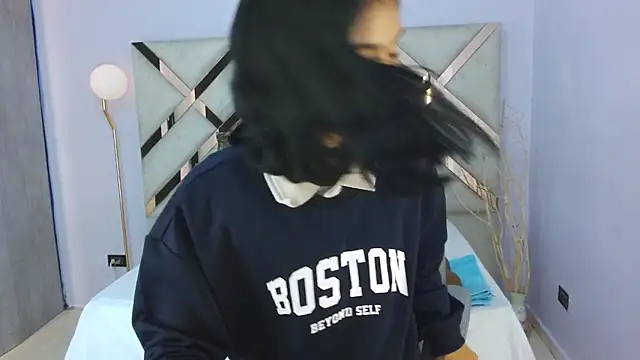 Milaa Star  online show from 12-18-25, 03:45