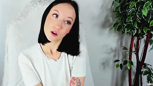 Snapshot of EileenMoores chatting on 09-18-25, 05:42 EileenMoores online show from 09-18-25, 05:42