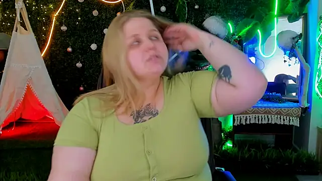 Snapshot of SladaDell chatting on 03-11-26, 01:39 SladaDell online show from 03-11-26, 01:39