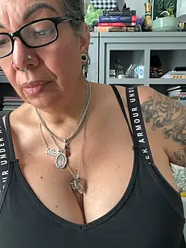 dieseldame1313 online show from 06-18-26, 10:25