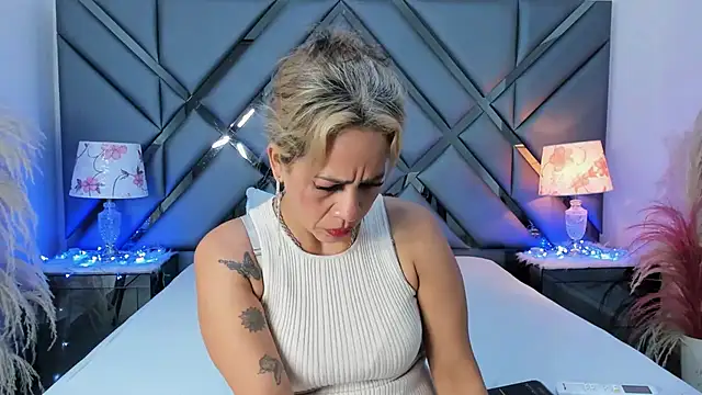 Snapshot of Alisson_Milf chatting on 01-18-26, 01:04 Alisson Milf online show from 01-18-26, 01:04