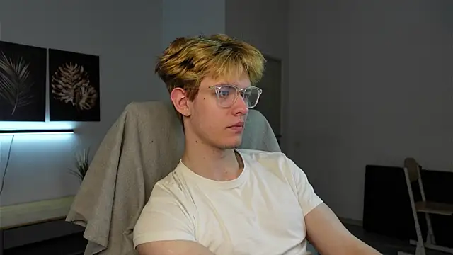 Snapshot of Logan_Fraser chatting on 10-04-25, 06:22 Logan Fraser online show from 10-04-25, 06:22