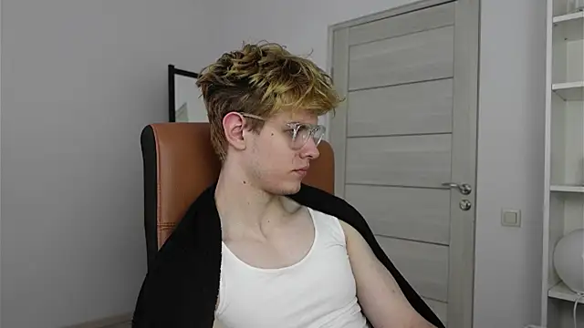 Snapshot of Logan_Fraser chatting on 10-05-25, 12:25 Logan Fraser online show from 10-05-25, 12:25