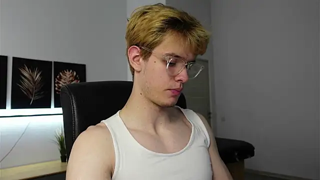 Snapshot of Logan_Fraser chatting on 10-07-25, 07:49 Logan Fraser online show from 10-07-25, 07:49