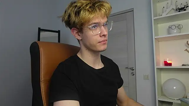 Snapshot of Logan_Fraser chatting on 10-12-25, 05:50 Logan Fraser online show from 10-12-25, 05:50