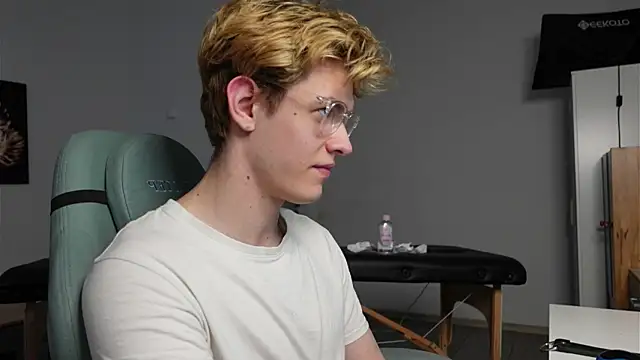 Snapshot of Logan_Fraser chatting on 10-14-25, 01:45 Logan Fraser online show from 10-14-25, 01:45