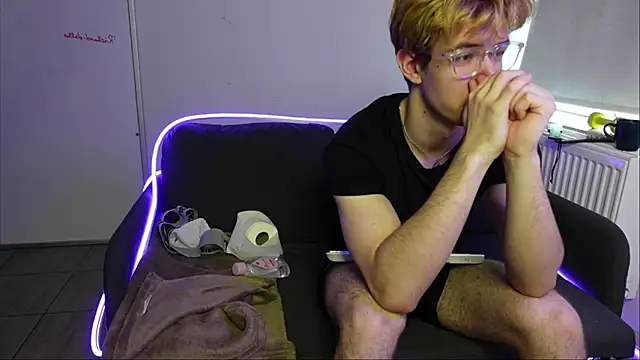 Snapshot of Logan_Fraser chatting on 10-15-25, 01:44 Logan Fraser online show from 10-15-25, 01:44