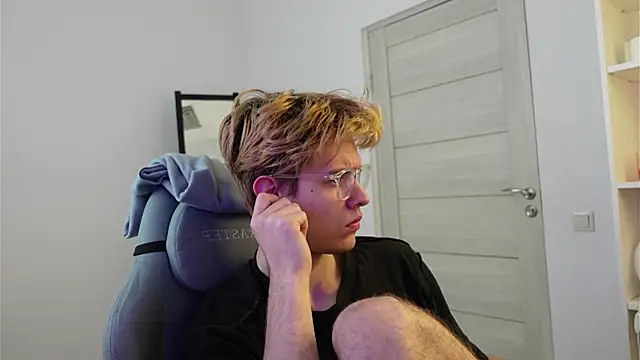 Snapshot of Logan_Fraser chatting on 10-18-25, 01:23 Logan Fraser online show from 10-18-25, 01:23