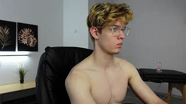 Snapshot of Logan_Fraser chatting on 10-19-25, 01:12 Logan Fraser online show from 10-19-25, 01:12