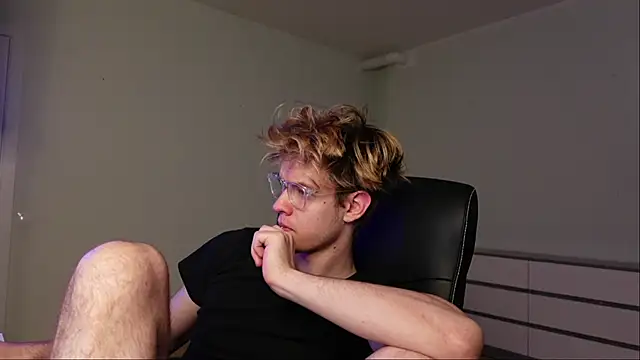 Snapshot of Logan_Fraser chatting on 10-23-25, 06:13 Logan Fraser online show from 10-23-25, 06:13