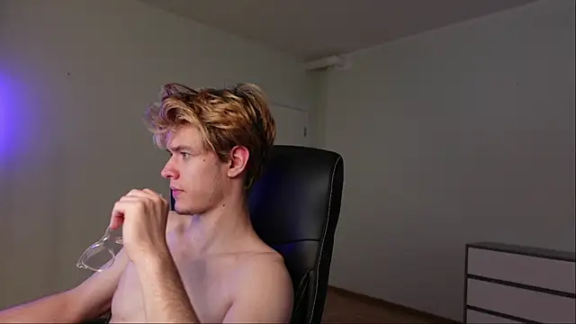 Snapshot of Logan_Fraser chatting on 10-25-25, 01:18 Logan Fraser online show from 10-25-25, 01:18