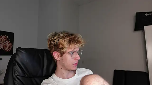 Snapshot of Logan_Fraser chatting on 10-26-25, 02:45 Logan Fraser online show from 10-26-25, 02:45