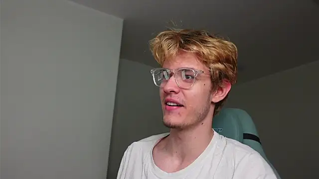 Snapshot of Logan_Fraser chatting on 10-30-25, 04:08 Logan Fraser online show from 10-30-25, 04:08