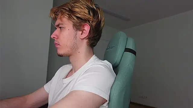 Snapshot of Logan_Fraser chatting on 11-01-25, 02:30 Logan Fraser online show from 11-01-25, 02:30