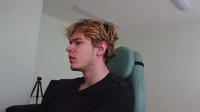 Snapshot of Logan_Fraser chatting on 11-02-25, 01:46 Logan Fraser online show from 11-02-25, 01:46