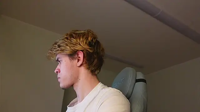 Snapshot of Logan_Fraser chatting on 11-13-25, 03:00 Logan Fraser online show from 11-13-25, 03:00