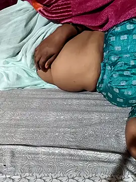 Snapshot of POOJACOUPLE chatting on 12-15-25, 06:34 POOJACOUPLE online show from 12-15-25, 06:34