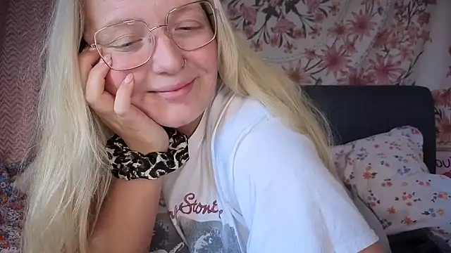 Snapshot of Daisyxoxo_ chatting on 12-02-25, 10:20 Daisyxoxo online show from 12-02-25, 10:20