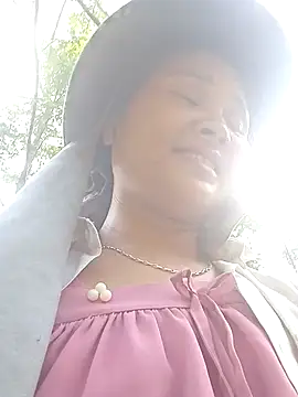 Heulwen-22 online show from 10-19-25, 02:12