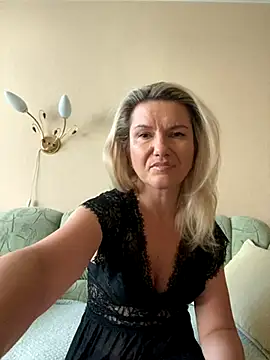 AliceSwan4011 online show from 09-19-25, 02:51