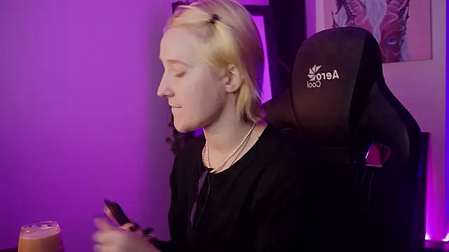 Snapshot of CinBellamy chatting on 09-18-25, 06:04 CinBellamy online show from 09-18-25, 06:04