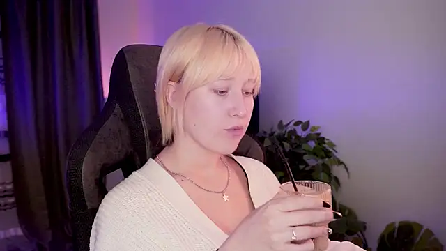 Snapshot of CinBellamy chatting on 10-03-25, 06:32 CinBellamy online show from 10-03-25, 06:32