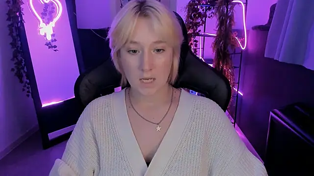 Snapshot of CinBellamy chatting on 10-14-25, 05:19 CinBellamy online show from 10-14-25, 05:19