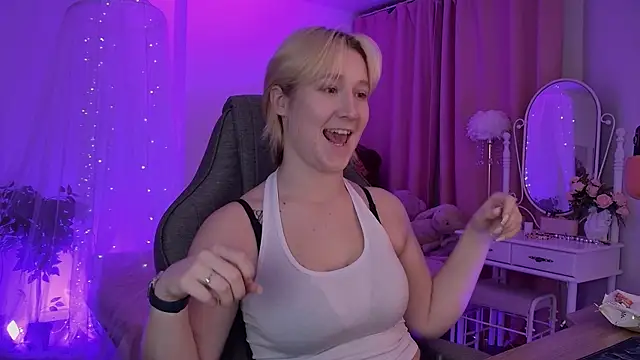 Snapshot of CinBellamy chatting on 11-05-25, 05:07 CinBellamy online show from 11-05-25, 05:07