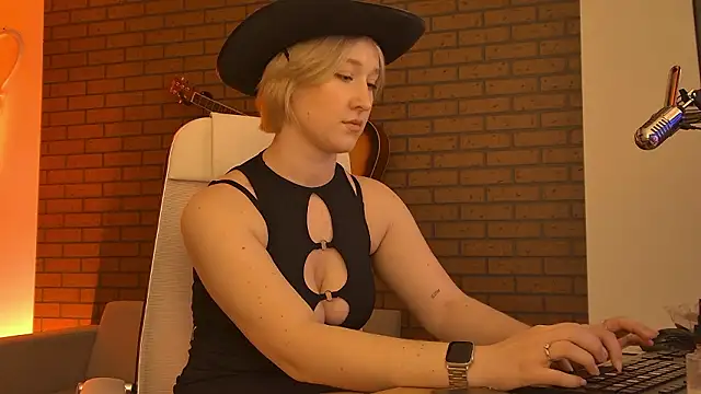 Snapshot of CinBellamy chatting on 02-13-26, 06:09 CinBellamy online show from 02-13-26, 06:09