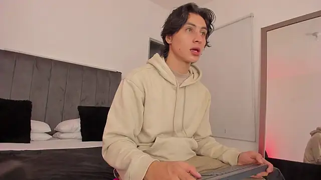 Snapshot of AlexanderHall chatting on 09-20-25, 12:22 AlexanderHall online show from 09-20-25, 12:22