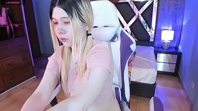 Snapshot of Melody_Lolii chatting on 10-10-25, 11:09 Melody Lolii online show from 10-10-25, 11:09